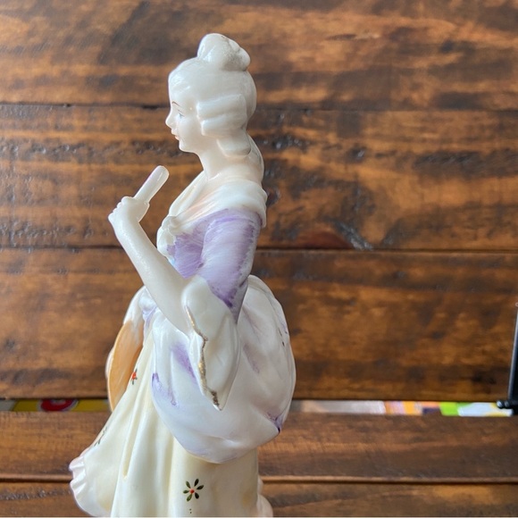 8” Vintage Porcelain Figurine of a Lady with a Fan Figurine - Picture 8 of 13